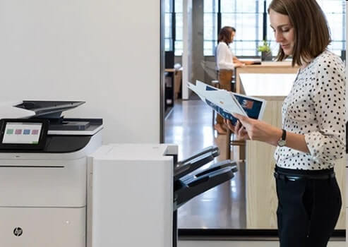 Laser One, es una empresa creada en 1983, dedicada a brindar servicios
        integrales en sistemas de impresión, evolucionando tecnológicamente
        hasta la actual era de la impresión digital, desde sus orígenes fue
        convertida en modelo de eficiencia y seriedad, ganando el aprecio y
        reconocimiento de sus clientes.